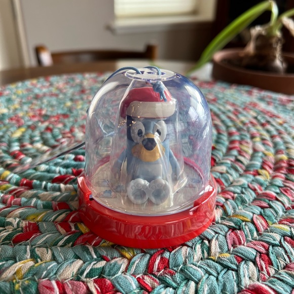 Bluey Toy Christmas Ornament 2.5” Figure - BLUEY IN SANTA HAT with Gift Tag, New - Picture 2 of 7